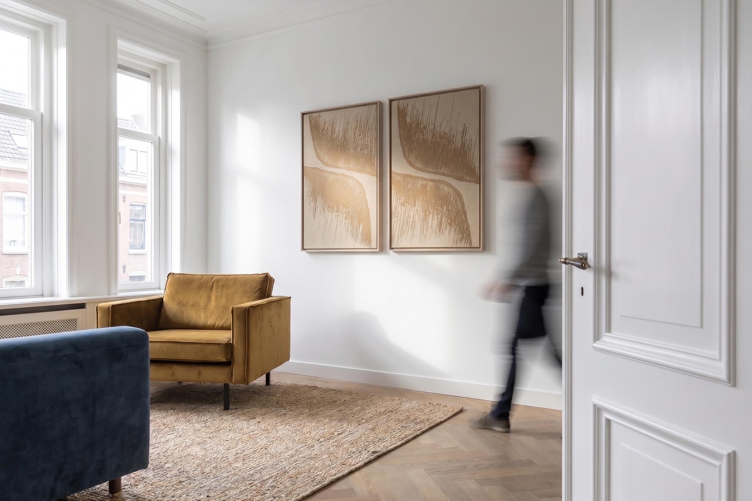 Deux panneaux FeltArt Botany Pale Sand dans un intérieur contemporain